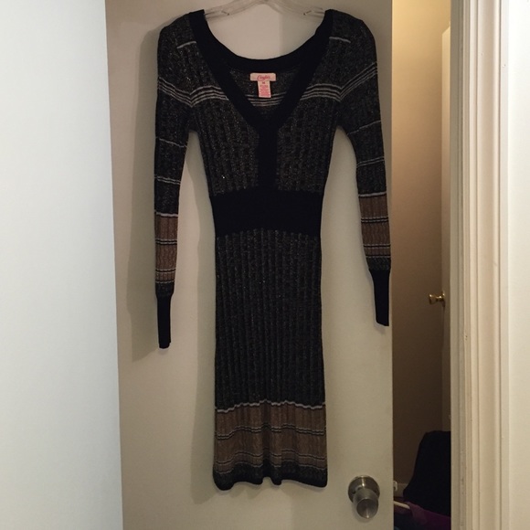 Long sleeve golden knit dress.