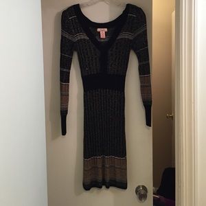 Long sleeve golden knit dress.