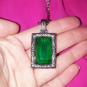 Gorgeous Emerald green glass necklace!