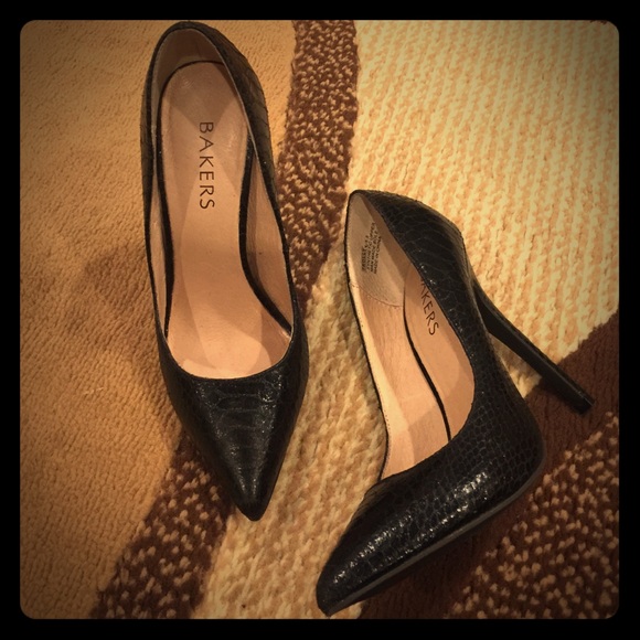 Bakers black pumps