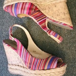 ↔olorful wedge sandals