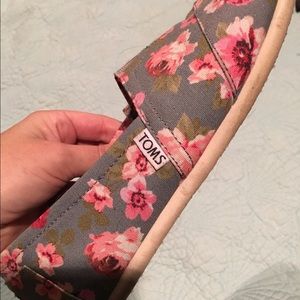 Floral TOMS Size 9