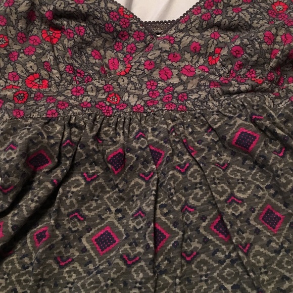 Grey Floral AEO Tank - Picture 2 of 4