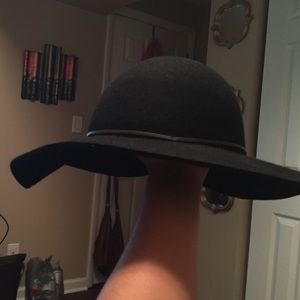 Black sun hat.