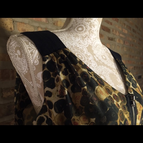 Vera Earthy Floral Zip Top - Picture 2 of 4