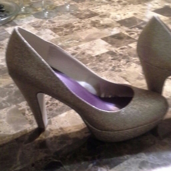 Women Shoes - Picture 2 of 3