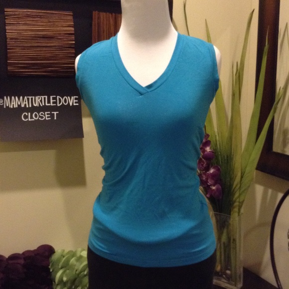 ❣❣Blue sleeveless Tee - Picture 1 of 4