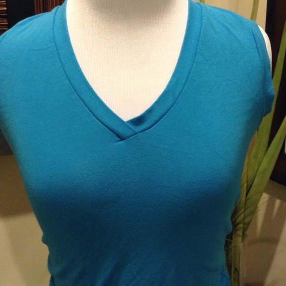 ❣❣Blue sleeveless Tee - Picture 2 of 4