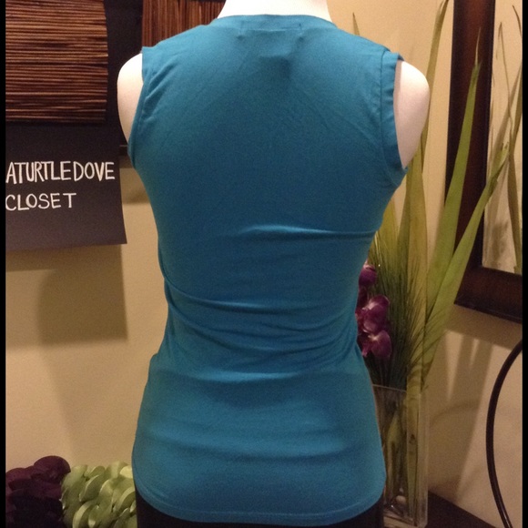 ❣❣Blue sleeveless Tee - Picture 3 of 4