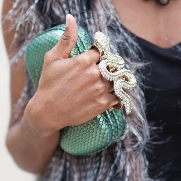 [SOLD] Snake Adorned Clutch - Picture 3 of 3