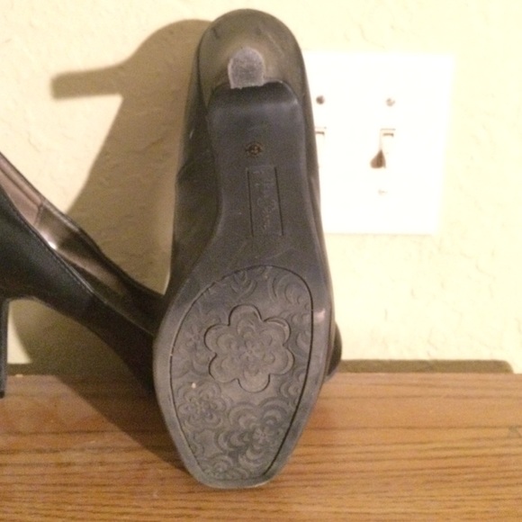 Black heels - Picture 3 of 3