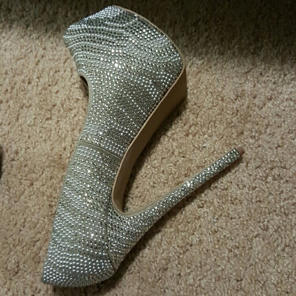 Size 9.5 Steve Madden Studded High Heel Pumps! - Picture 3 of 3