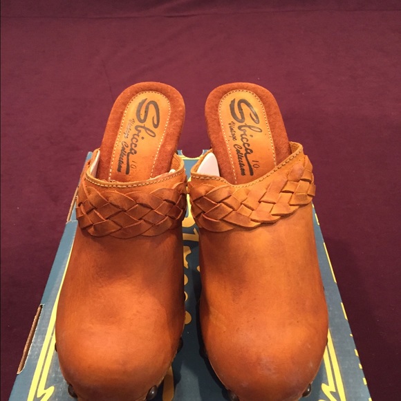 NWT Mustard Yellow Leather Clogs by Sbicca.