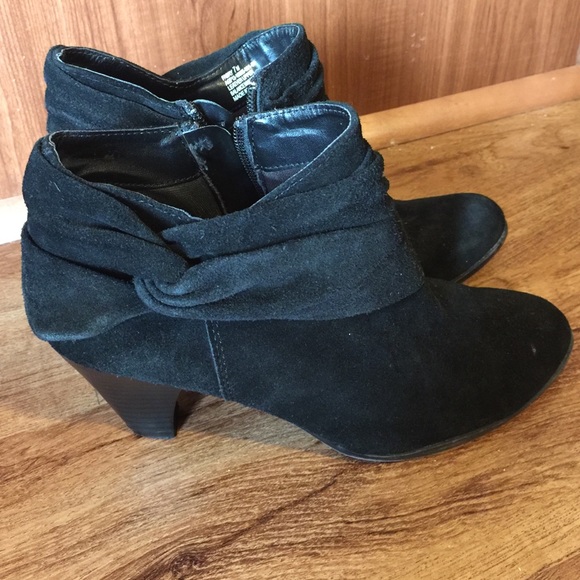 Cute black ankle booties 7.5