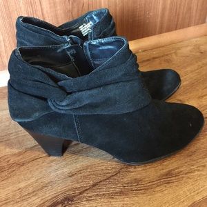 Cute black ankle booties 7.5