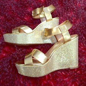 Nine West gold glitter wedge