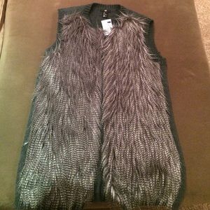 Sweater vest with fur faux