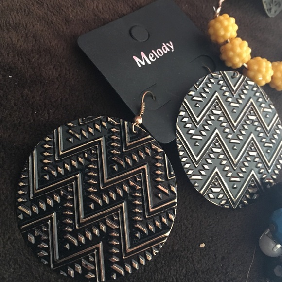 Jewelry bundle (Worth $55) - Picture 2 of 4