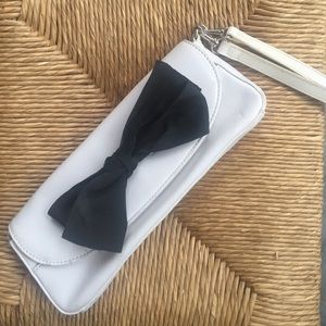 giani bernini rn 13711 white with black bow clutch