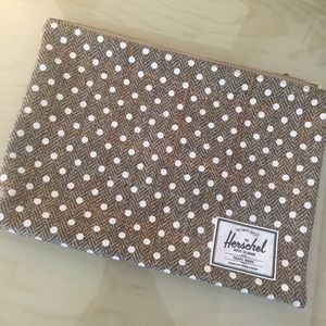 Herschel Pouch