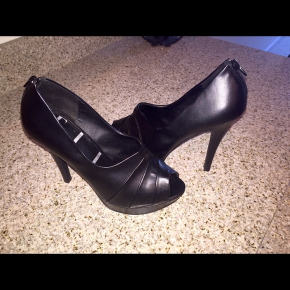 New ELLE Black Solid Peep Toe Pumps: Size 9