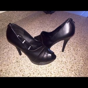 New ELLE Black Solid Peep Toe Pumps: Size 9