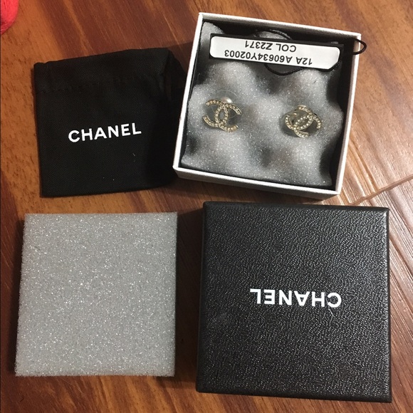 ❤️❤️SOLD❤️❤️Chanel earring