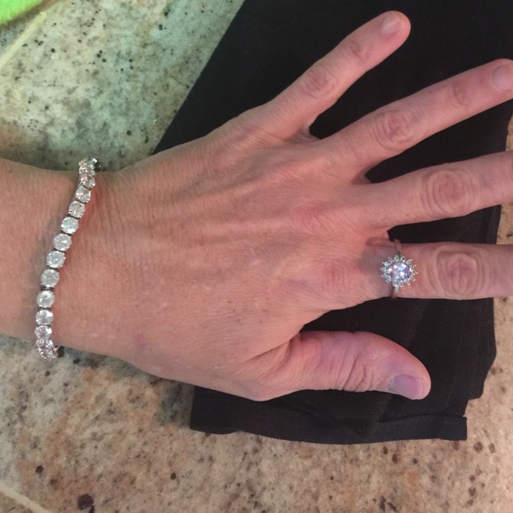 💕 Beautiful Ring 💕 - Picture 2 of 3