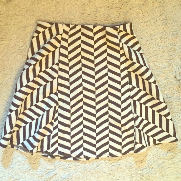 💥SOLD ON MERC💥NEW ZARA Chevron Skirt - Small