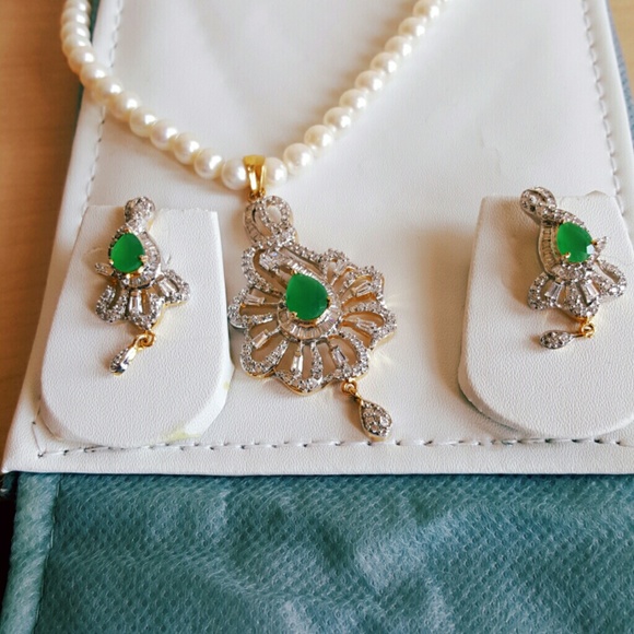 Pendant and earrings - Picture 3 of 4