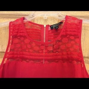 😍New with tags💋 Red blouse with lace detail ⭐️