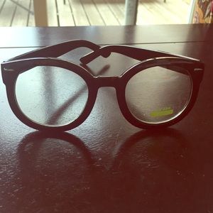 Black round horn-rimmed fashion glasses