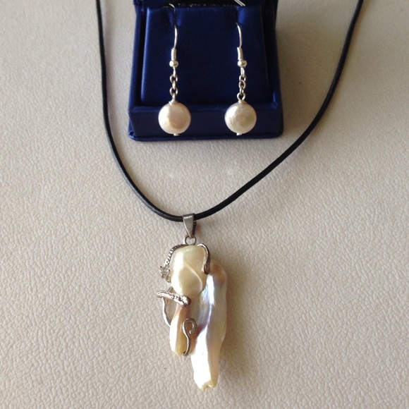 New: Pearl Pendant With Necklace and Earrings Set