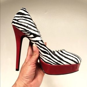 💜 Final price. 🤑 👠 Jlo zebra prong heels