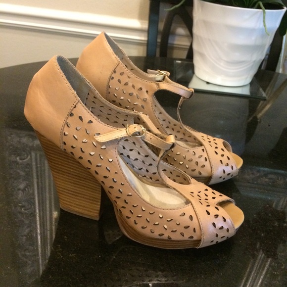 Restricted tan/nude heels