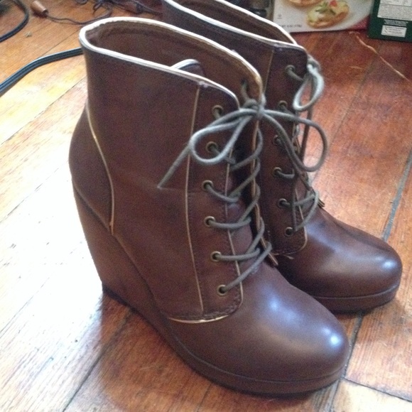 Deena & Ozzy Wedges w/ Gold Piping