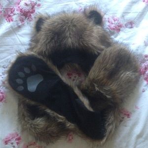 🐾 Grizzly Bear Hat With Pocket Paws 🐾