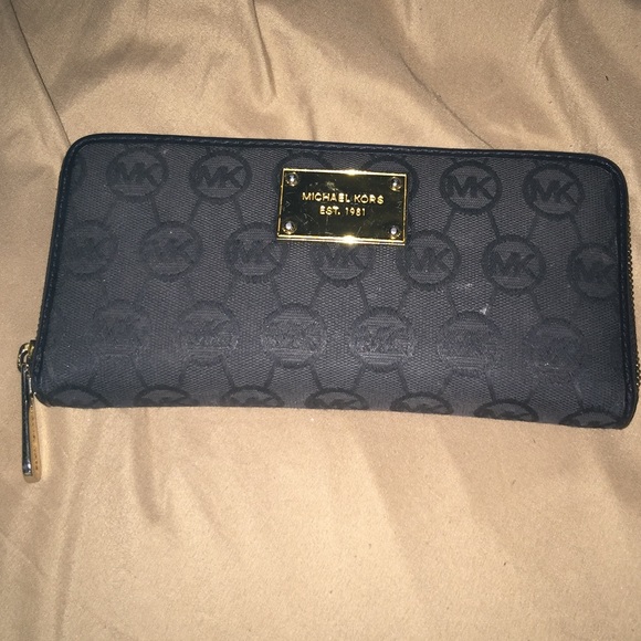 💯 MK jet set wallet