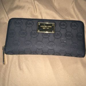 💯 MK jet set wallet