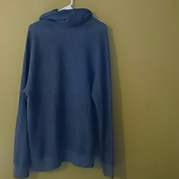 A pullover with connected pockets. - Picture 2 of 2