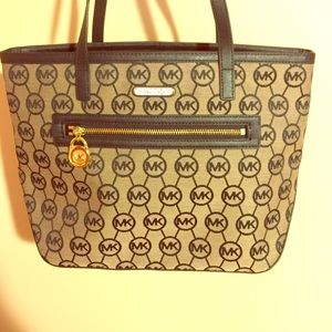 BRAND NEW NEVER BEEN WORN MICHAEL KORS PURSE