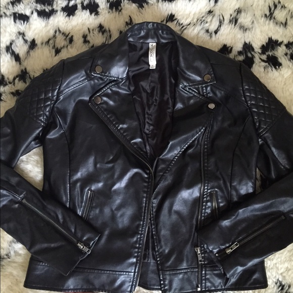 ❌❌SOLD❌❌Quilted Shoulder Faux Leather Moto Jacket - Picture 3 of 4