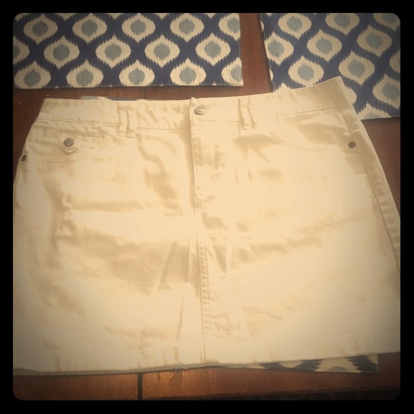 White denim skirt
