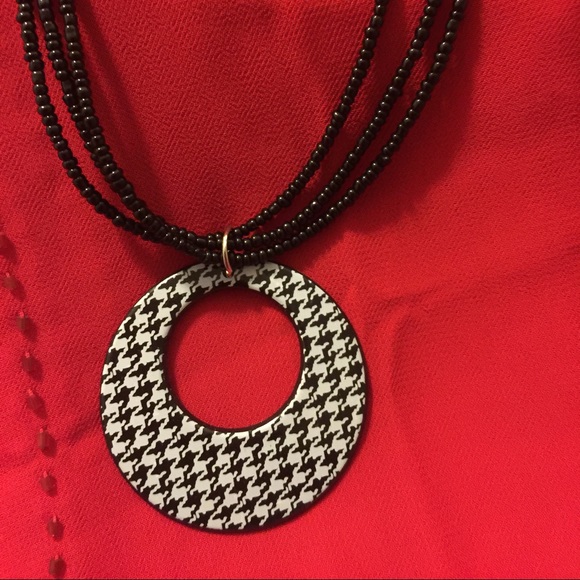 NEW ADJUSTABLE HOUNDSTOOTH NECKLACE