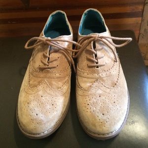 Wingtip oxfords