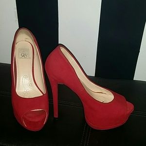 RED Pinup pumps!