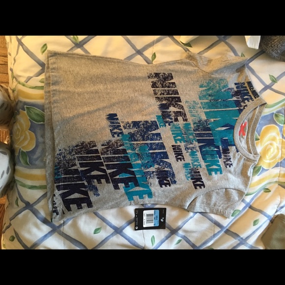 Nike kids shirt size medium brand new