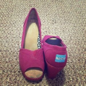 Maroon TOMS wedges!