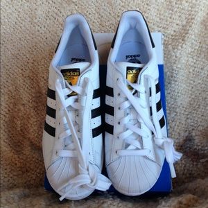 ADIDAS SUPERSTAR NWT AND BOX. WOMENS SIZE 8 🔥