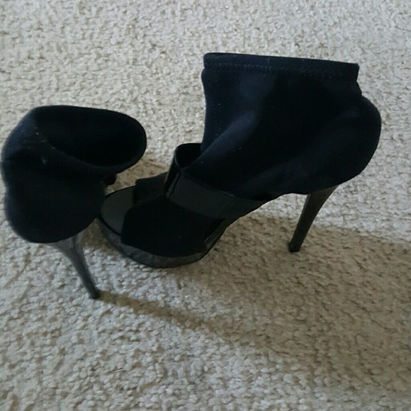 Open toe booties - Picture 2 of 3